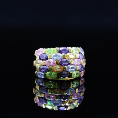 Bague en métal doré lisse, ornée de 5 lignes de pierres gemm…