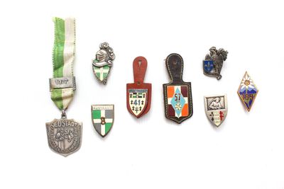 un grand nombre de badges sur une surface blanche
