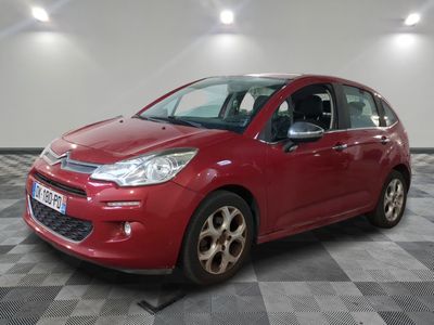 la voiture rouge est garée dans le garage sur le sol en damier
