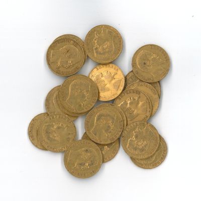 une pile de pièces d'or posée sur une surface blanche