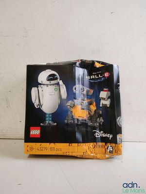 une boîte de Lego posée sur la table