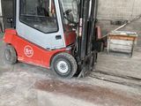 un chariot élévateur rouge garé dans un garage