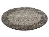 Un tapis rond est représenté sur un fond blanc
