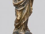 statue d'une femme tenant un enfant dans ses bras, posée sur un socle