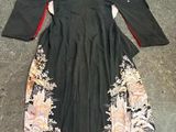 une photo d'une robe noire ornée d'un motif floral