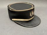 un chapeau noir orné d'une bordure dorée sur fond gris