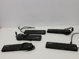 quatre appareils électroniques noirs posés sur une table blanche