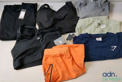 plusieurs paires de vêtements pour homme posées sur un plan de travail