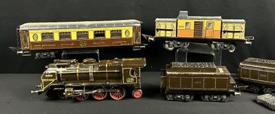 trois trains miniatures assis l'un à côté de l'autre sur une table