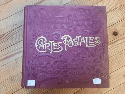 un livre violet posé sur une table en bois