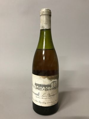 une bouteille de vin posée sur une table