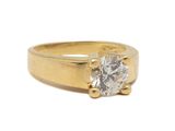 gros plan d'une bague en diamant sur fond blanc