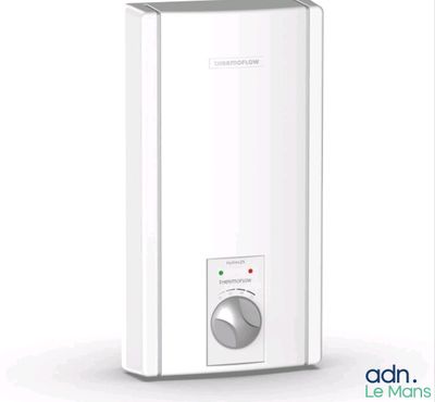 Le chauffe-eau à accumulation est blanc et comporte un bouton sur le côté.