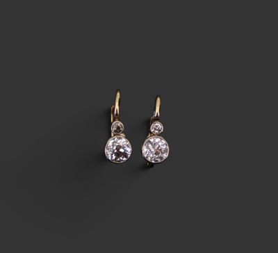 une paire de boucles d'oreilles en diamant sur fond noir