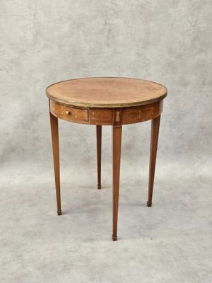 l'image d'une petite table en bois munie d'un tiroir