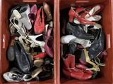 de nombreuses paires de chaussures rangées dans une boîte rouge