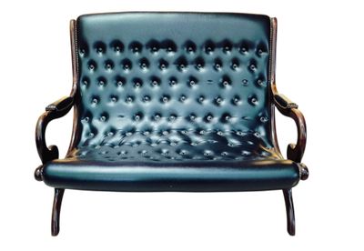 un fauteuil en cuir bleu posé sur une surface blanche