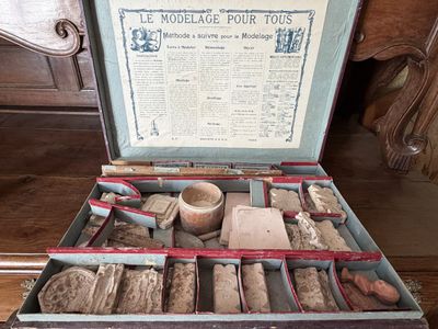 une boîte remplie d'objets posée sur une table