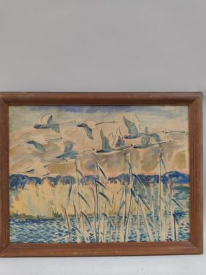 tableau représentant des oiseaux volant au-dessus d'un plan d'eau, dans un cadre en bois