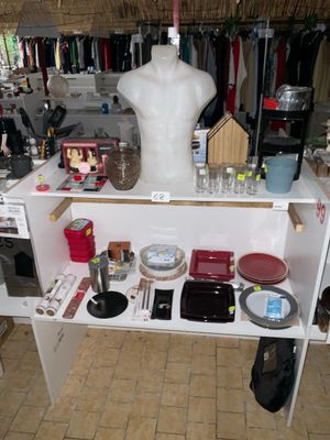une étagère blanche sur laquelle sont posés divers objets, dans une pièce