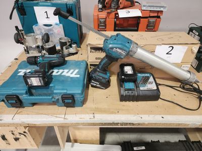 de nombreux outils posés sur une table en bois