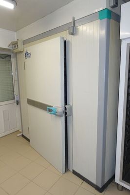 SUR DESIGNATION : Une chambre froide avec étagères en angle …