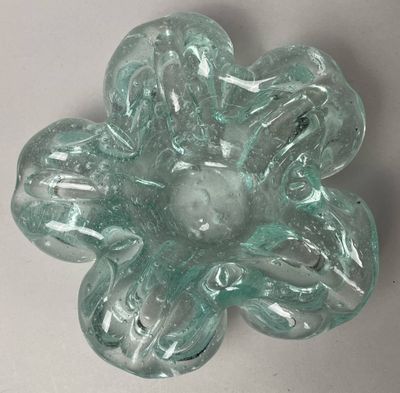 MURANO, Vide poche de forme libre en verre bullé, bleuté