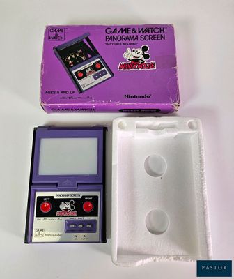 une image représentant un « Game & Watch » posé sur une table blanche