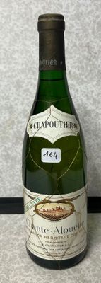 une bouteille de vin posée sur une table