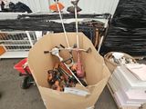 une boîte en carton avec un tas d'outils à l'intérieur