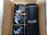 une boîte en carton contenant plusieurs objets différents
