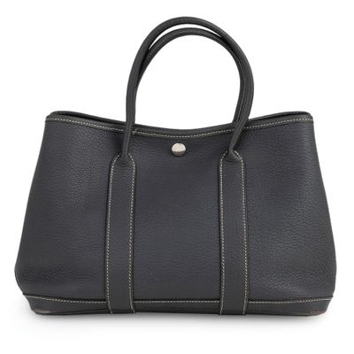 un sac à main en cuir noir sur fond blanc