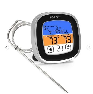 un gros plan d'un thermomètre sur fond blanc