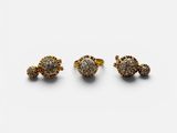 une paire de boucles d'oreilles en forme de tortue, en or et diamants