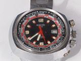 une montre posée sur une surface blanche