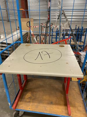 une table sur laquelle est inscrit un numéro, dans un entrepôt
