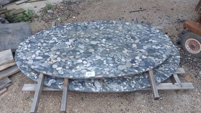 une table sur laquelle se trouvent de nombreuses pierres