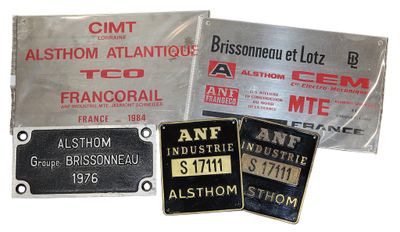 Trois types différents de plaques métalliques sont exposés sur une surface blanche