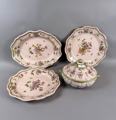 Ensemble de faïences dont bouillons, verseuses.