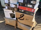 de nombreuses caisses de matériel électronique empilées les unes sur les autres