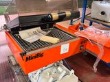 une machine posée sur une palette dans un entrepôt