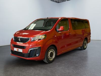 La petite camionnette rouge est garée dans une grande pièce.