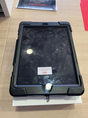 une tablette posée sur une table dans une pièce