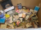 une boîte en carton remplie d'objets hétéroclites