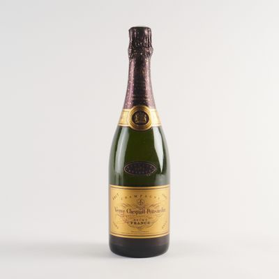 une bouteille de champagne sur fond blanc