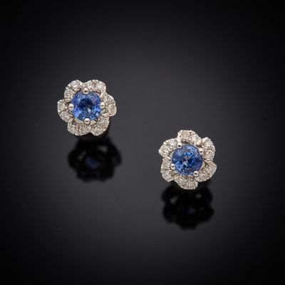 une paire de boucles d'oreilles en saphir et diamant