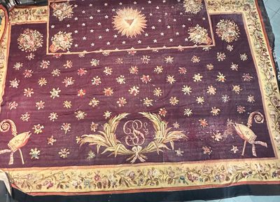 un tapis violet orné d'oiseaux et de fleurs
