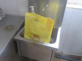 un sac poubelle posé dans l'évier de la cuisine