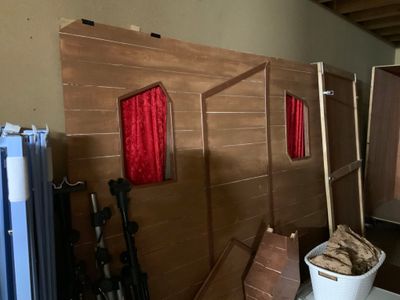 une photo d'une pièce avec un mur en bois et un seau de bois de chauffage
