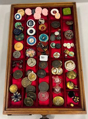 une boîte en bois remplie d'une multitude de boutons de toutes sortes